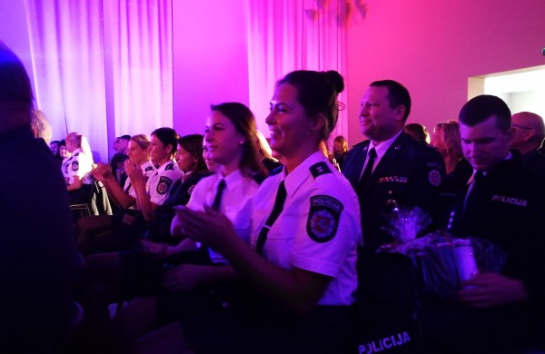 Policijos šventėje: padėkų bei gėlių jūra ir pareigūnių staigmena