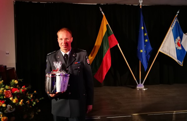 Policijos šventėje: padėkų bei gėlių jūra ir pareigūnių staigmena