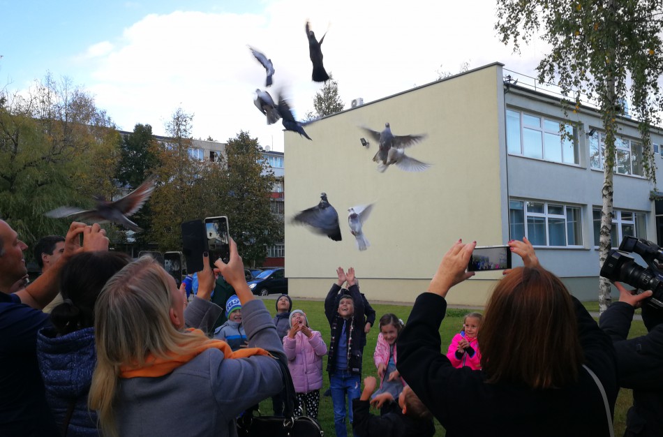Vaikų rankomis į dangų paleisti pašto karveliai