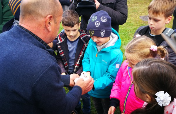 Vaikų rankomis į dangų paleisti pašto karveliai