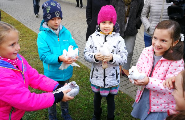 Vaikų rankomis į dangų paleisti pašto karveliai