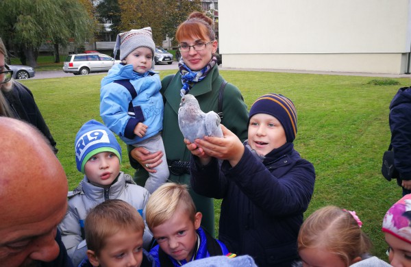 Vaikų rankomis į dangų paleisti pašto karveliai