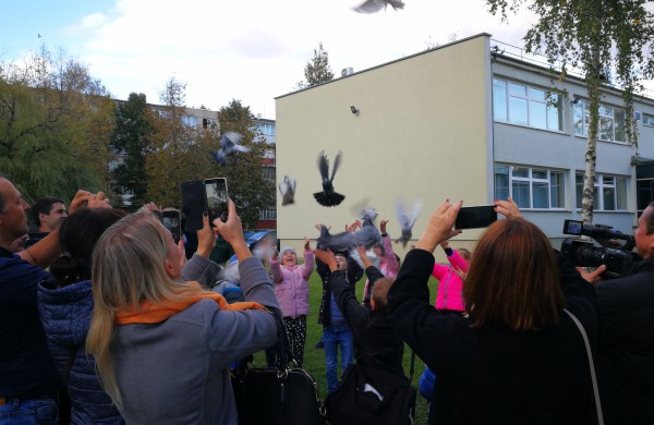 Vaikų rankomis į dangų paleisti pašto karveliai