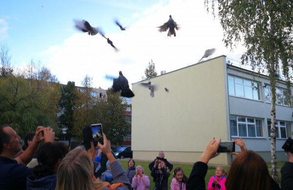 Vaikų rankomis į dangų paleisti pašto karveliai