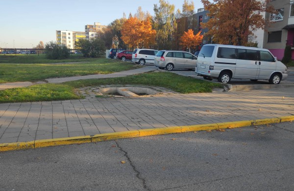 Kioskelį nukėlė, o sutvarkyti ar "užmiršo", ar laukiama nelaimės?