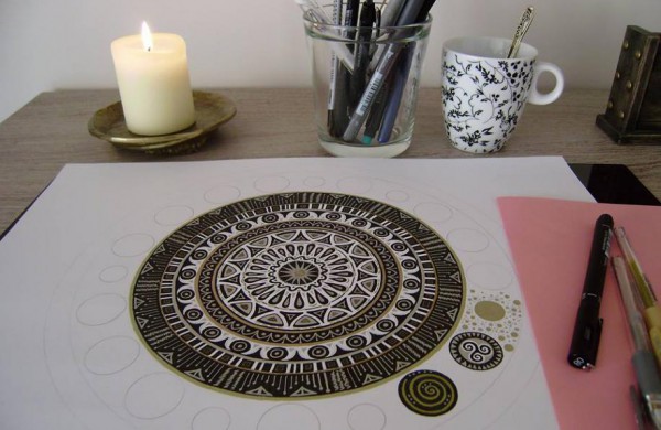 Pirmoji jonavietės piešta mandala gimė “iš lėkštės” (nuotraukų galerija)