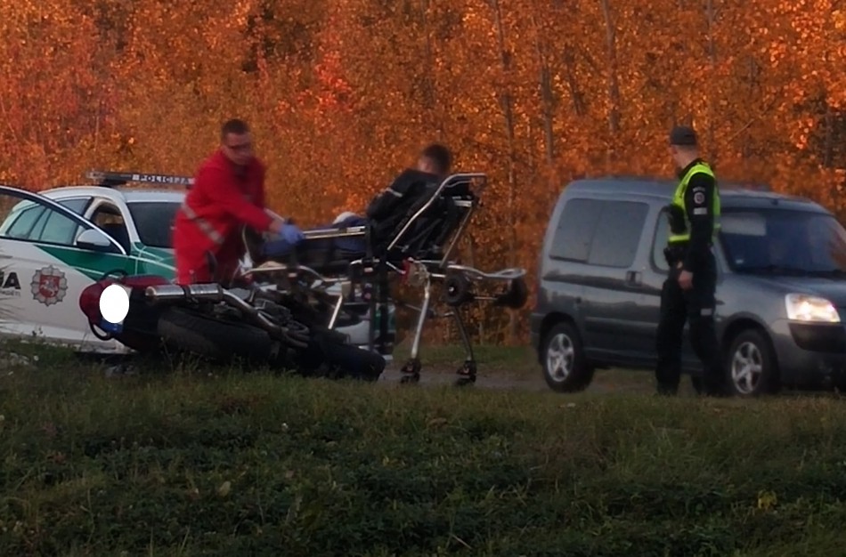 Motociklininkui nepavyko išvengti susidūrimo