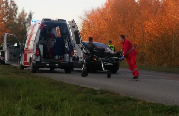 Motociklininkui nepavyko išvengti susidūrimo