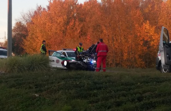 Motociklininkui nepavyko išvengti susidūrimo