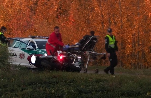 Motociklininkui nepavyko išvengti susidūrimo
