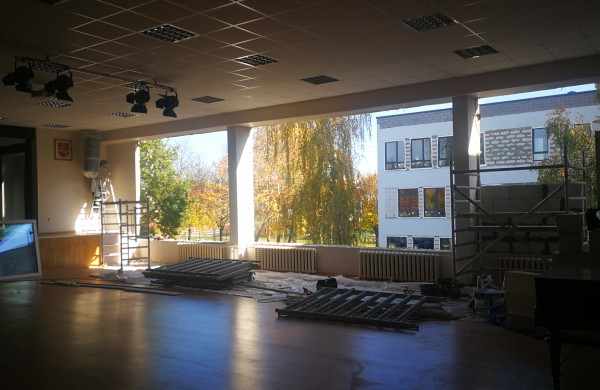 Statybininkai vėluoja atlikti darbus, o kalta lieka mokykla?