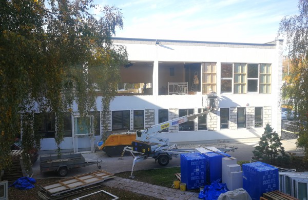 Statybininkai vėluoja atlikti darbus, o kalta lieka mokykla?