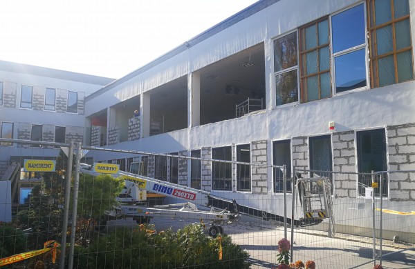 Statybininkai vėluoja atlikti darbus, o kalta lieka mokykla?