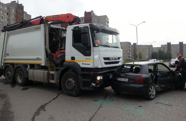 Į avariją pateko trys automobiliai