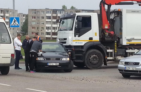 Į avariją pateko trys automobiliai