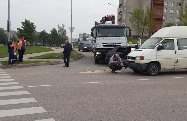 Į avariją pateko trys automobiliai