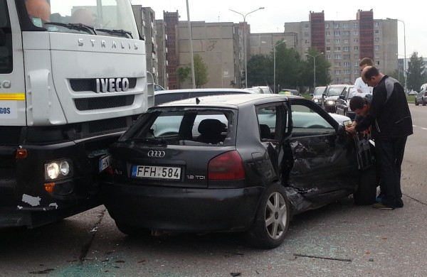 Į avariją pateko trys automobiliai