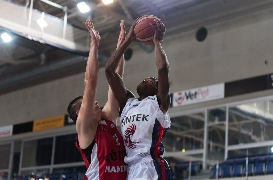 Rezultatyvumu žibėjęs D. Thomasas neišgelbėjo „Sintek-Jonavos“ nuo pralaimėjimo Kaune