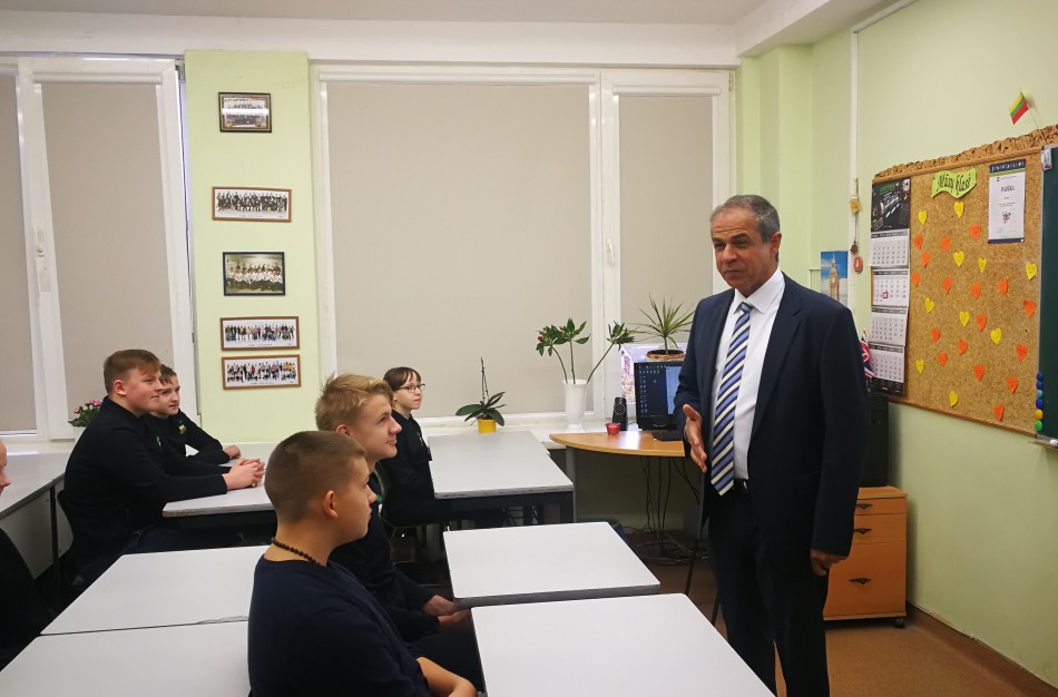 Izraelio ambasadorius Lietuvoje lankosi Jonavos mokyklose