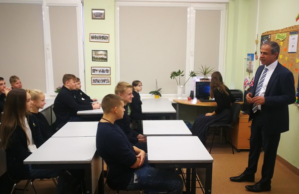 Izraelio ambasadorius Lietuvoje lankosi Jonavos mokyklose