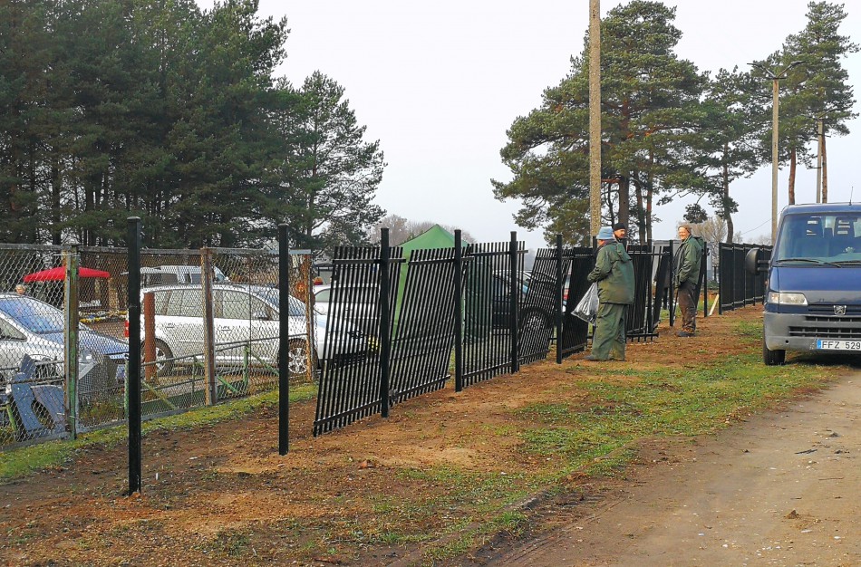 Šmatų kapinėse keičiama tvora