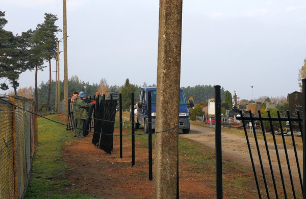 Šmatų kapinėse keičiama tvora