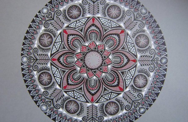 Pirmoji jonavietės piešta mandala gimė “iš lėkštės” (nuotraukų galerija)