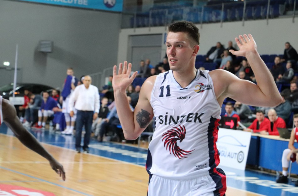 Ketvirtojo kėlinio lemiamoje atkarpoje užstrigusi „Sintek-Jonava“ nusileido „Delikatesui“