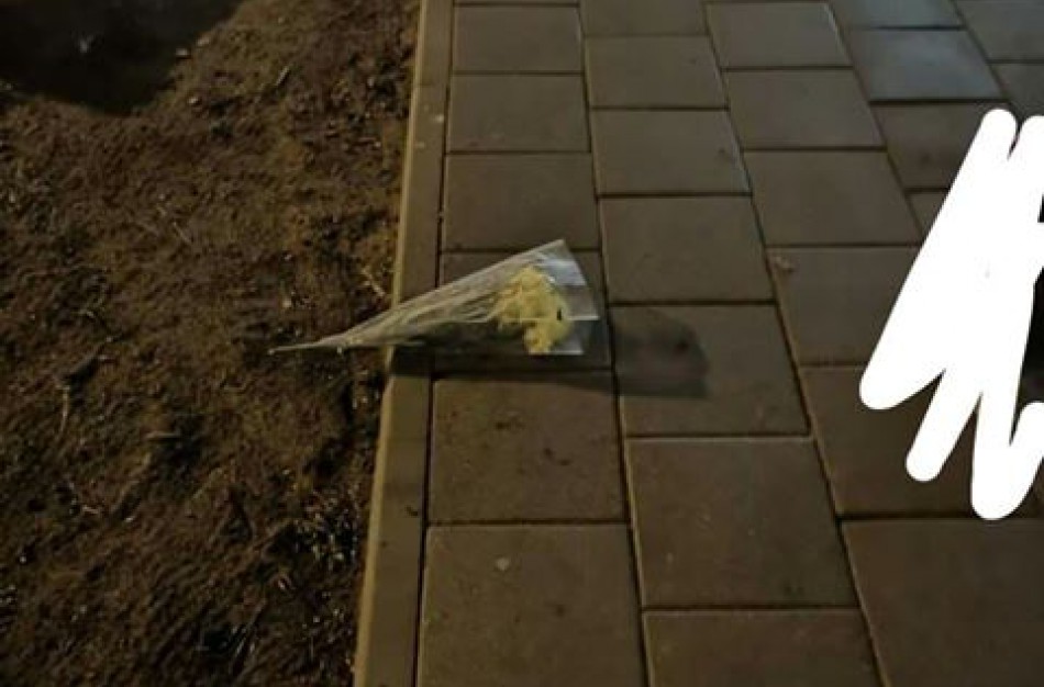 Ant takelio sudėliotos gedulo puokštės sukėlė šiurpą vaikams