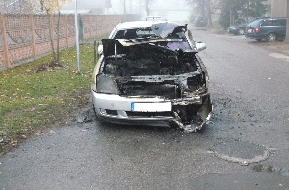 Naktį sudegė automobilis – sugadinti viduje buvę sportininkų marškinėliai