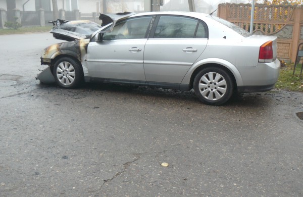 Naktį sudegė automobilis – sugadinti viduje buvę sportininkų marškinėliai