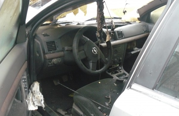 Naktį sudegė automobilis – sugadinti viduje buvę sportininkų marškinėliai