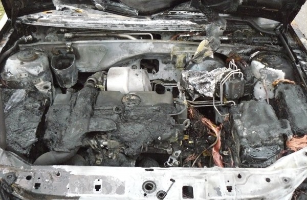 Naktį sudegė automobilis – sugadinti viduje buvę sportininkų marškinėliai