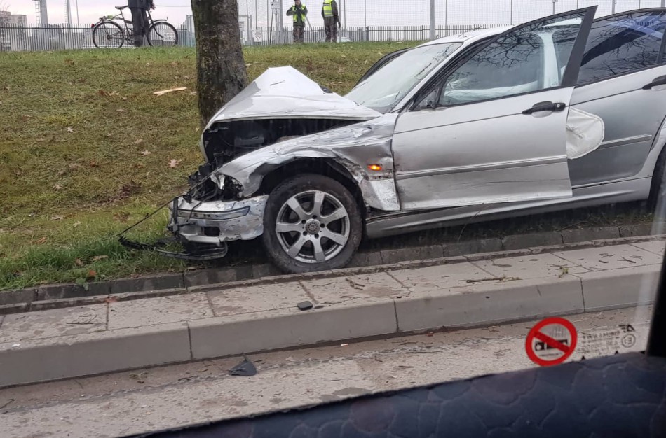 Žeimių gatvės „nepasidalino“ BMW ir  Volkswagen