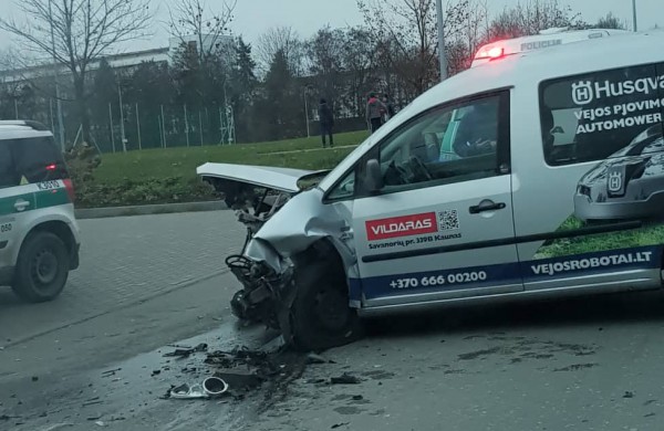 Žeimių gatvės „nepasidalino“ BMW ir  Volkswagen
