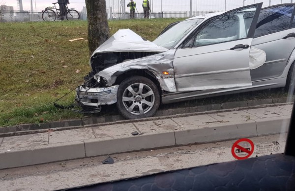 Žeimių gatvės „nepasidalino“ BMW ir  Volkswagen