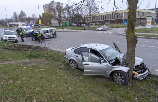 Žeimių gatvės „nepasidalino“ BMW ir  Volkswagen