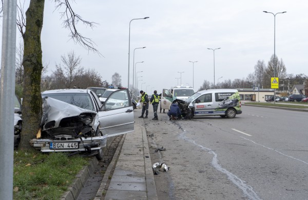 Žeimių gatvės „nepasidalino“ BMW ir  Volkswagen