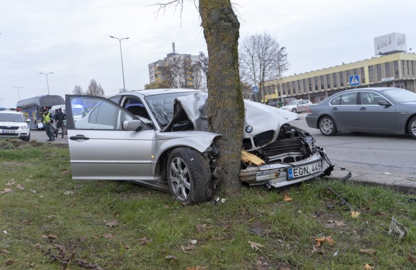 Žeimių gatvės „nepasidalino“ BMW ir  Volkswagen