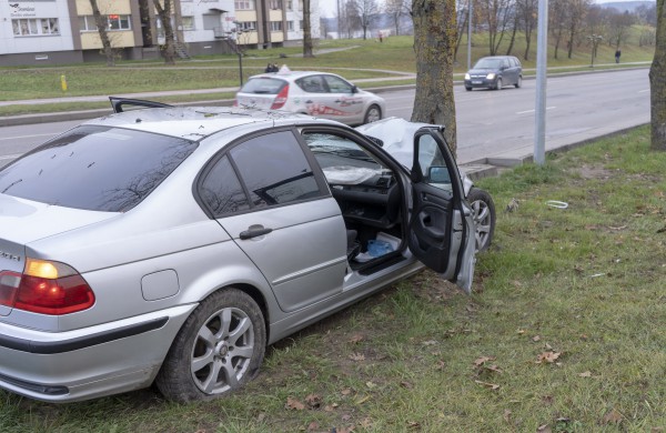 Žeimių gatvės „nepasidalino“ BMW ir  Volkswagen