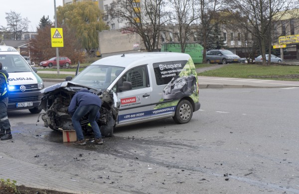 Žeimių gatvės „nepasidalino“ BMW ir  Volkswagen