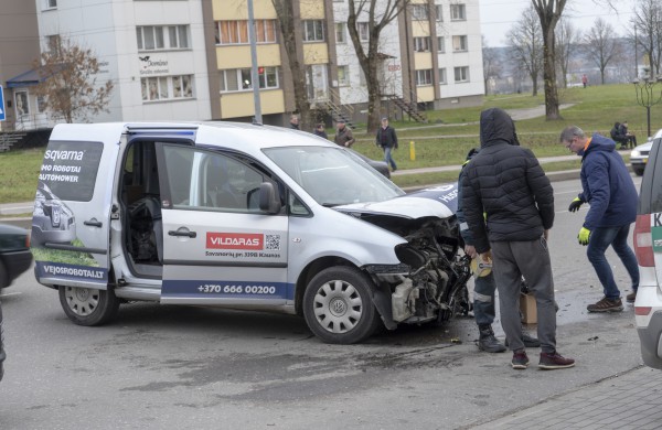 Žeimių gatvės „nepasidalino“ BMW ir  Volkswagen