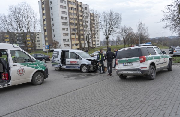 Žeimių gatvės „nepasidalino“ BMW ir  Volkswagen