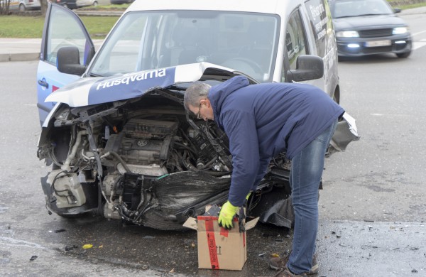 Žeimių gatvės „nepasidalino“ BMW ir  Volkswagen
