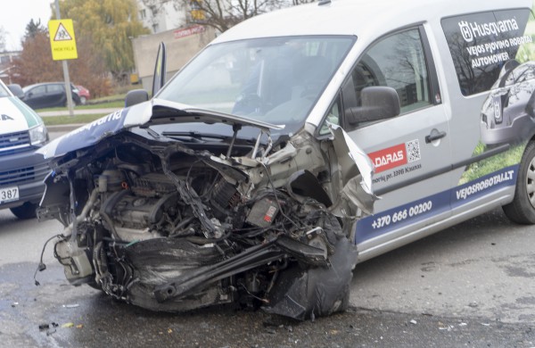 Žeimių gatvės „nepasidalino“ BMW ir  Volkswagen