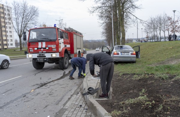 Žeimių gatvės „nepasidalino“ BMW ir  Volkswagen