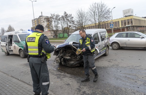 Žeimių gatvės „nepasidalino“ BMW ir  Volkswagen