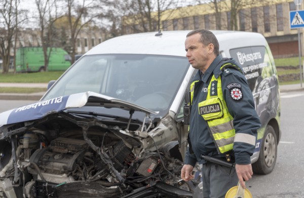Žeimių gatvės „nepasidalino“ BMW ir  Volkswagen