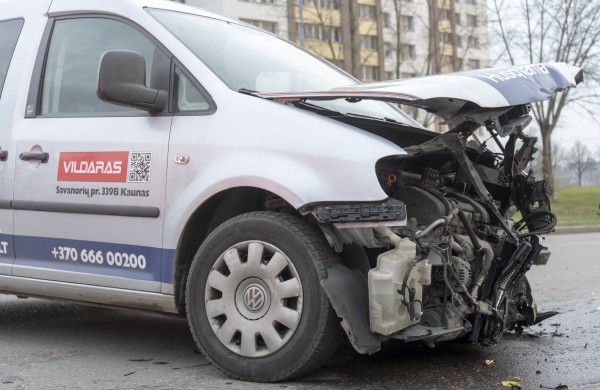 Žeimių gatvės „nepasidalino“ BMW ir  Volkswagen