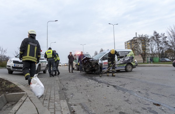 Žeimių gatvės „nepasidalino“ BMW ir  Volkswagen